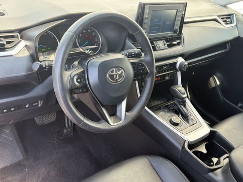 Used 2021 Toyota RAV4 XLE Premium image 4