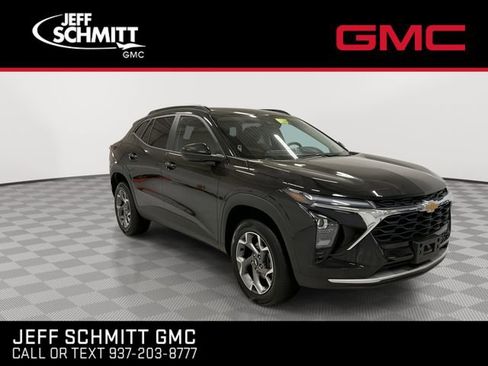 Certified 2025 Chevrolet Trax LT w/ LT Convenience Package FWD image 9
