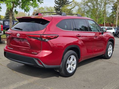 Used 2021 Toyota Highlander LE AWD/4WD image 7