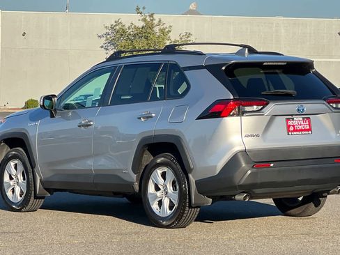 Used 2020 Toyota RAV4 LE w/ Carpet Mat Package image 7