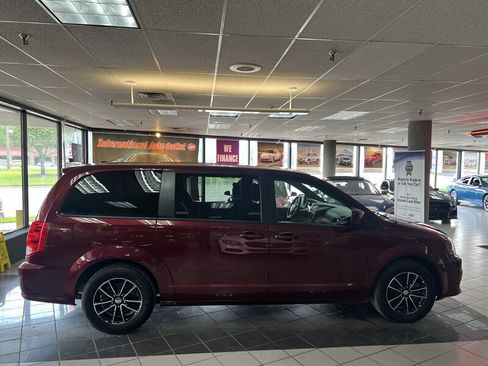 Used 2018 Dodge Grand Caravan SE image 4