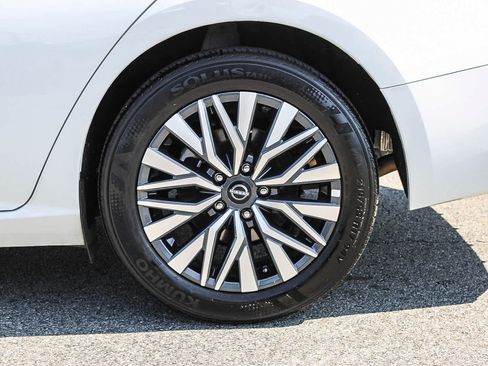 Used 2025 Nissan Altima 2.5 SV FWD image 10
