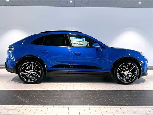 New 2026 Porsche Macan 4 Electric AWD/4WD image 8