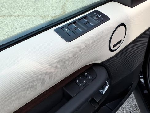 Certified 2025 Land Rover Discovery Dynamic SE AWD/4WD image 11