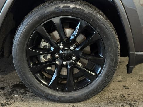 Used 2021 Jeep Grand Cherokee Laredo X image 4