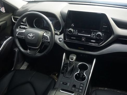 Used 2023 Toyota Highlander XLE AWD/4WD image 27