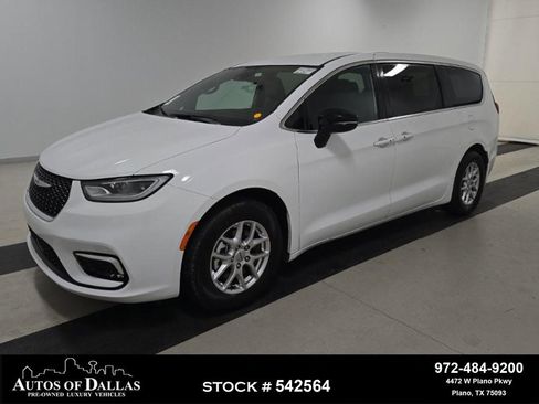 Used 2025 Chrysler Pacifica Select image 1