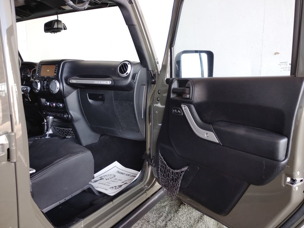 Used 2015 Jeep Wrangler Unlimited Rubicon w/ Connectivity Group AWD/4WD image 10