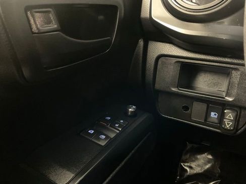Used 2018 Toyota Tacoma SR image 18