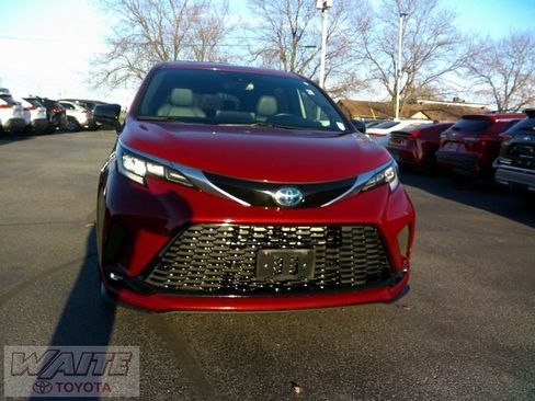 Certified 2021 Toyota Sienna XSE image 6