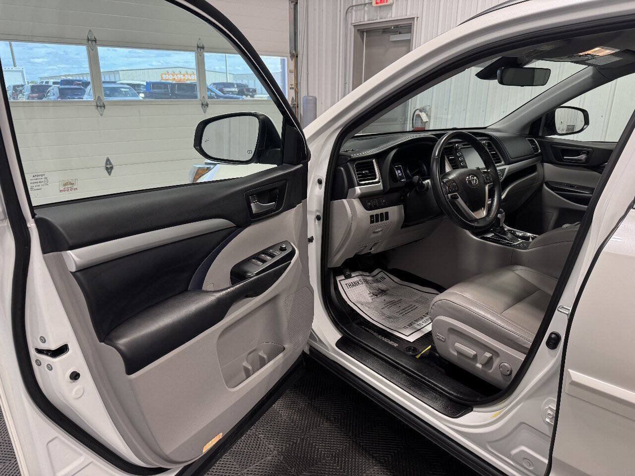 Used 2019 Toyota Highlander XLE AWD/4WD image 6