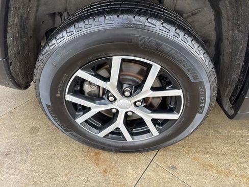 Used 2024 Jeep Grand Cherokee L Limited w/ Luxury Tech Group II image 9