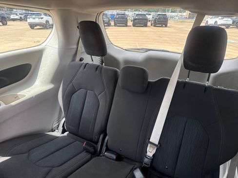 Used 2017 Chrysler Pacifica Touring FWD image 35