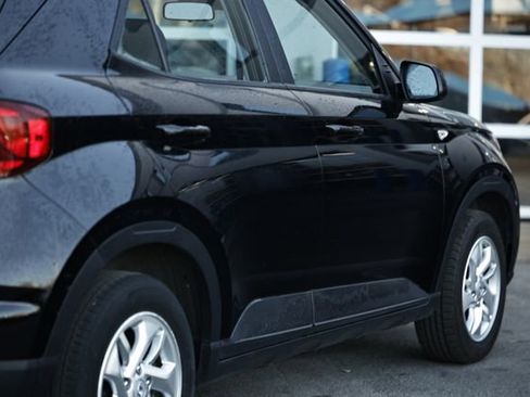 Used 2023 Hyundai Venue SE image 7