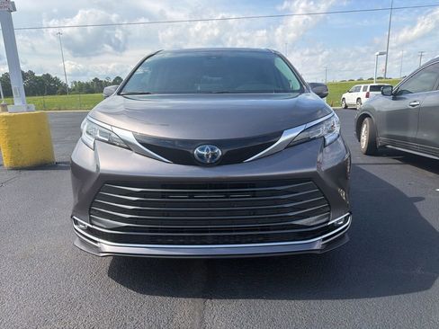 Used 2022 Toyota Sienna Limited FWD image 6