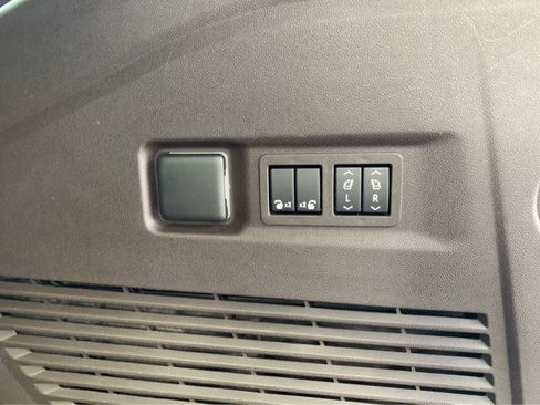 Used 2021 GMC Yukon XL SLT w/ SLT Premium Package image 7