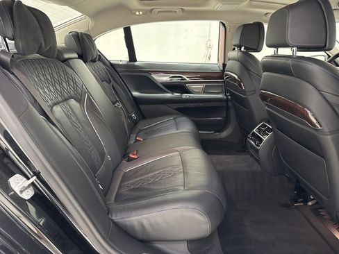 Used 2022 BMW 750i xDrive w/ Luxury Rear Seating Package image 36
