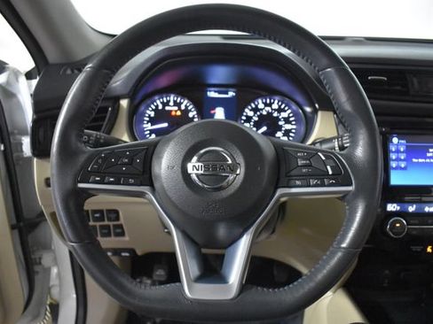 Used 2017 Nissan Rogue SV w/ SV Premium Package FWD image 15