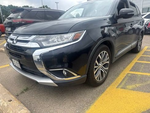 Used 2017 Mitsubishi Outlander SE AWD/4WD image 3