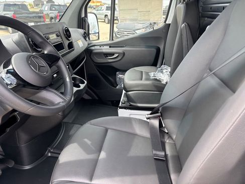 Used 2025 Mercedes-Benz Sprinter 2500 image 9