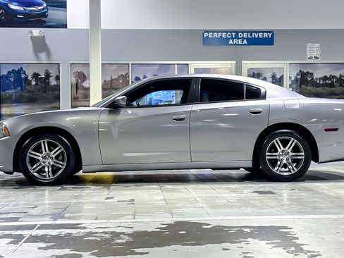 Used 2014 Dodge Charger SE image 2