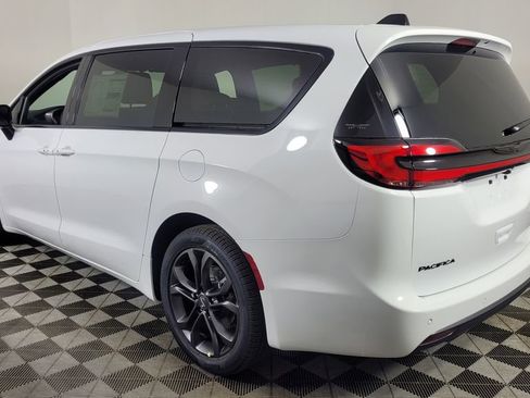 New 2026 Chrysler Pacifica Select image 5