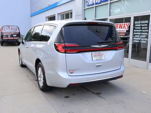 Used 2024 Chrysler Pacifica Touring-L FWD image 8