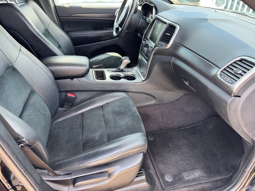 Used 2017 Jeep Grand Cherokee Altitude AWD/4WD image 15