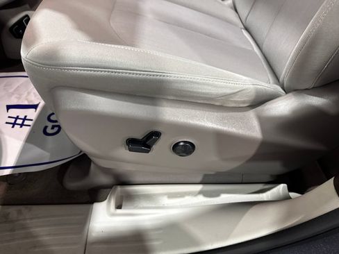 Used 2020 Chrysler Pacifica Touring w/ Advanced Safetytec Group FWD image 19