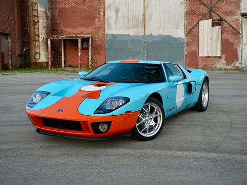 Used 2006 Ford GT RWD image 3