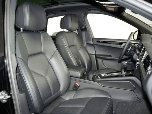 Certified 2023 Porsche Macan Turbo AWD/4WD image 41