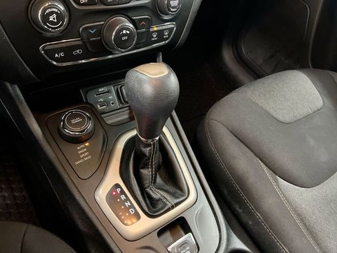 Used 2018 Jeep Cherokee Latitude w/ Altitude Package AWD/4WD image 17