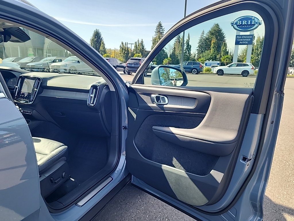 Certified 2023 Volvo XC40 B5 Plus w/ Driver Assist Package AWD/4WD image 19
