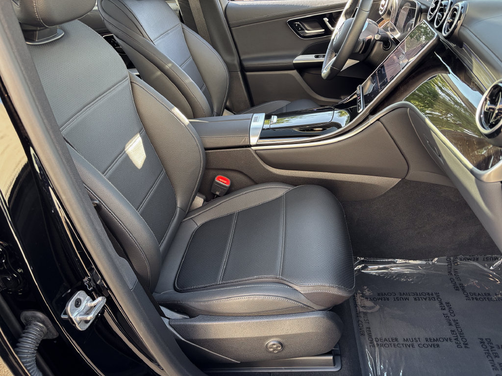 Used 2024 Mercedes-Benz GLC 300 4MATIC image 30