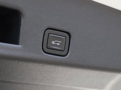 Used 2025 Chevrolet Traverse LT image 8