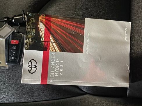 Used 2021 Toyota Highlander XLE image 4