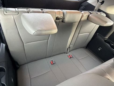 Used 2022 Toyota Highlander XLE FWD image 19