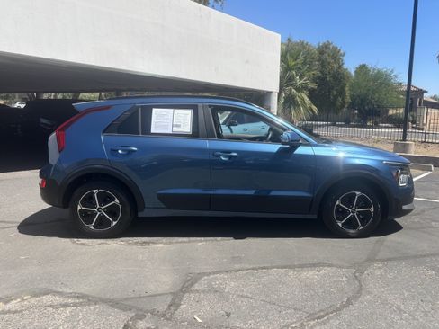 Certified 2025 Kia Niro EX FWD image 2