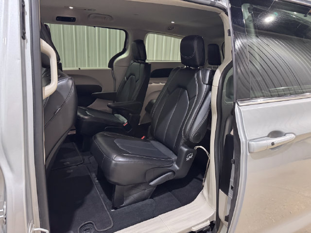 Used 2024 Chrysler Pacifica Touring-L FWD image 20