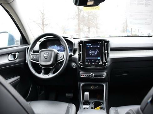 Certified 2025 Volvo XC40 B5 Core image 17