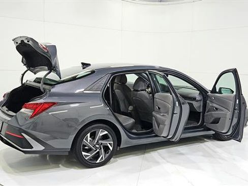 Used 2025 Hyundai Elantra SEL FWD image 32