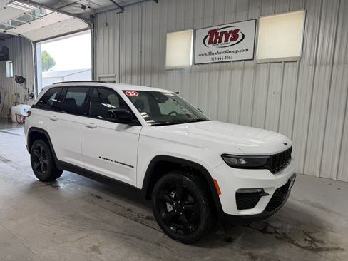 Used 2025 Jeep Grand Cherokee Limited w/ Black Appearance Package AWD/4WD image 1