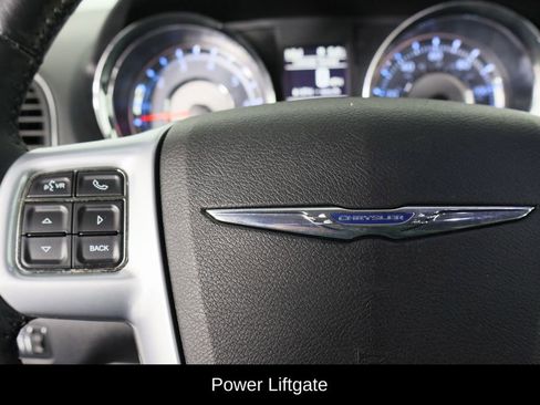 Used 2014 Chrysler Town & Country Touring image 8