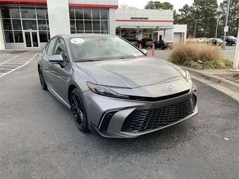 Used 2025 Toyota Camry SE image 2