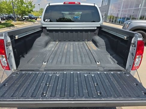 Used 2012 Nissan Frontier SV w/ SV Premium Utility Pkg AWD/4WD image 9