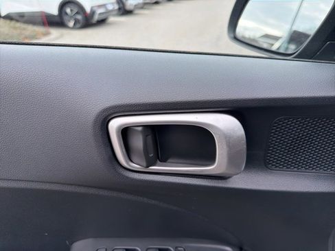 Certified 2025 Hyundai Venue SE image 15