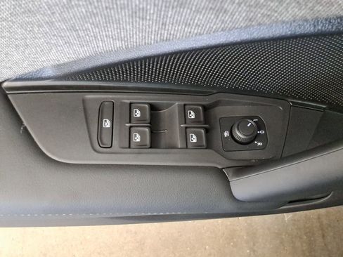 Used 2025 Volkswagen Tiguan S image 18