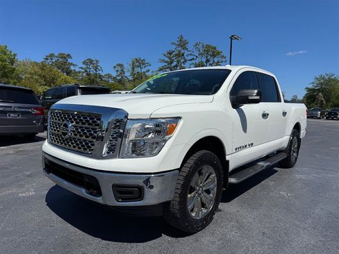Used 2018 Nissan Titan SV w/ SV Convenience Package image 4
