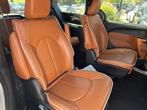 Used 2024 Chrysler Pacifica Pinnacle FWD image 19