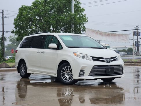Used 2020 Toyota Sienna XLE Premium FWD image 1